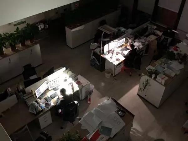 凌晨项目团队依旧奋战在设计一线.jpg